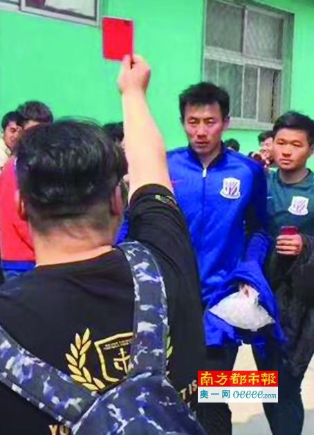 河水中披发的恶臭，让一路持续剖杀妊妇案进进了公家视野……接连两名警探的老婆死于这个反常凶徒之手，而两名警探一死一掉踪。与两名失事警探统一组的谢夫（钱小豪 饰）、国华（何华超 饰）和杜哥（刘永 饰）高度严重此事。不久，谢夫在公路设置路障捉获嫌疑人陈杰（麦浚龙 饰）。本来，陈杰本是一位卖包子青年，他暗恋弱智少女阿颖（苍井空 饰）已久，在阿颖婆婆过世后，陈杰将阿颖从关照院带出游玩，当夜两人寄住于一妓女家中。岂料差人杜哥来访，误解阿颖也是妓女，欲与之产生关系，仓促赶回的陈杰将杜哥打伤，携阿颖报警，返回警局的杜哥令四位同事共同，强奸了阿颖并诬告陈杰进狱……出狱后的陈杰，敏捷睁开了本身的复仇打算。